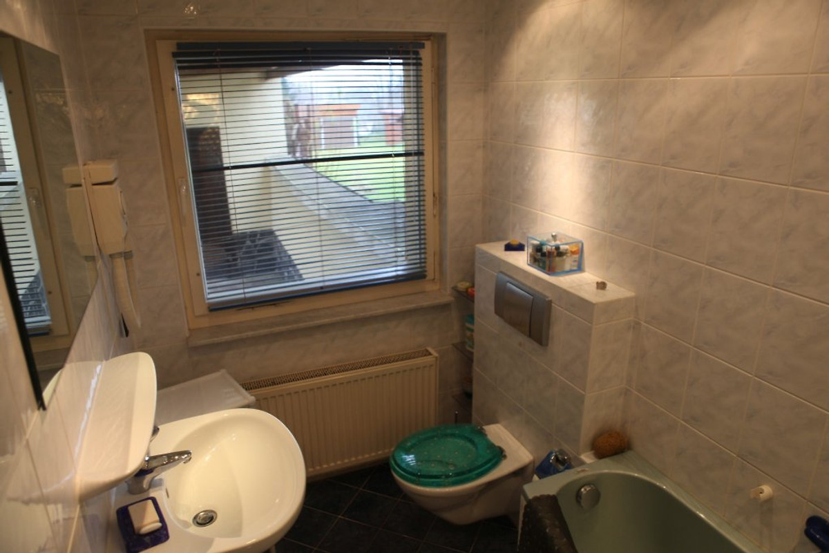 Bad EG mit Badewanne, WC und Fenster