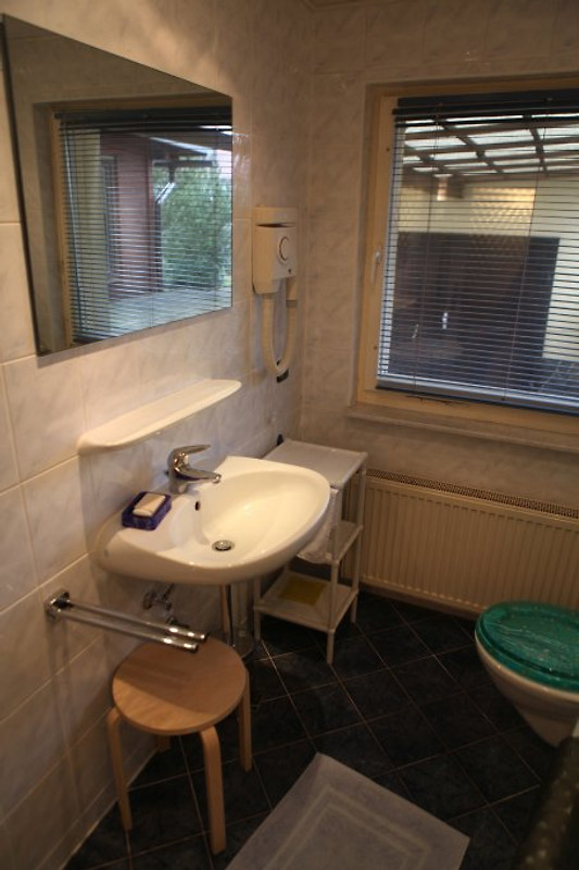 Bad EG mit Waschbecken und Föhn