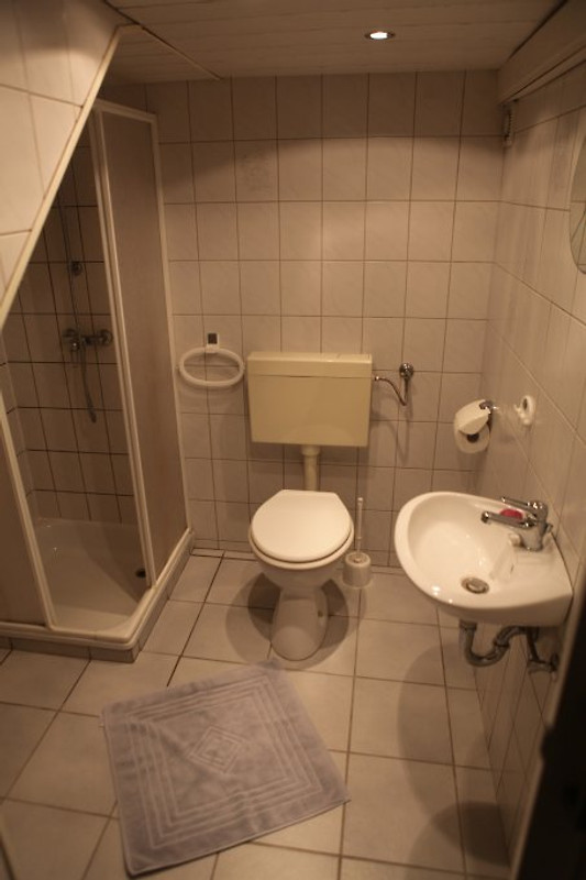 Bad UG mit Dusche, WC und Waschbecken