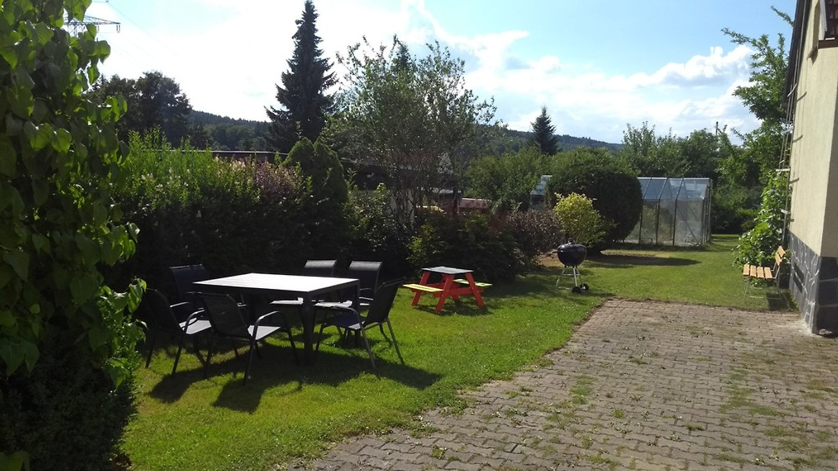 Großer Garten mit Sitzgruppe, Grill und Obstbäumen