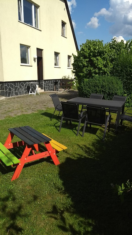 Garten mit Sitzgruppe und Kindertisch im Sommer