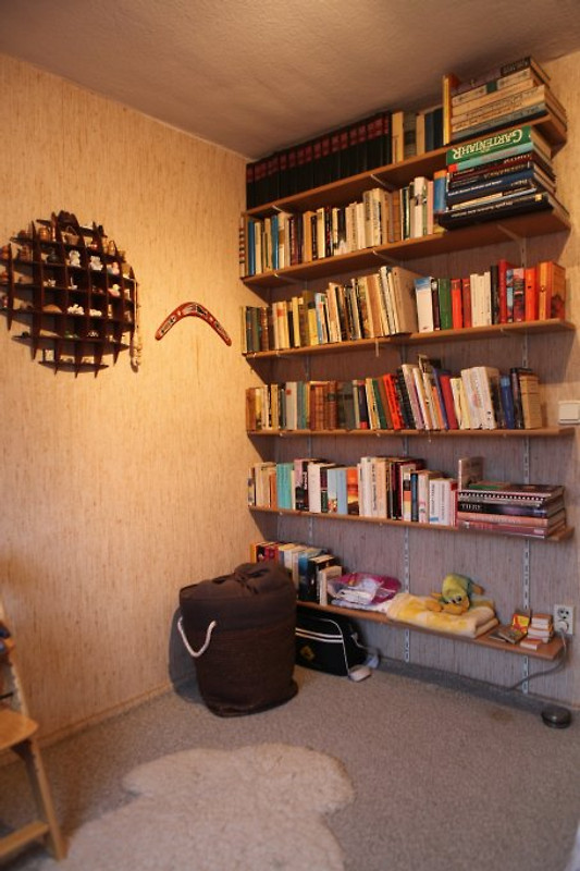 Bücherregal mit umfangreicher Büchersammlung