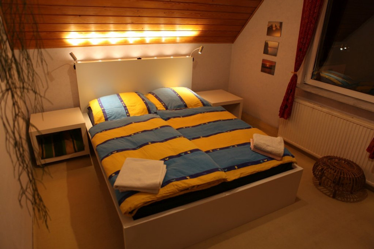 Schlafzimmer mit Doppelbett im OG