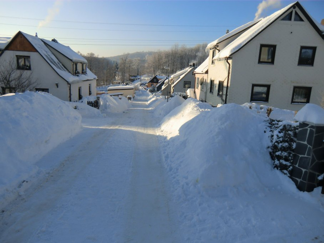 Winteransicht der Straße am Ferienhaus Artur bei Schnee