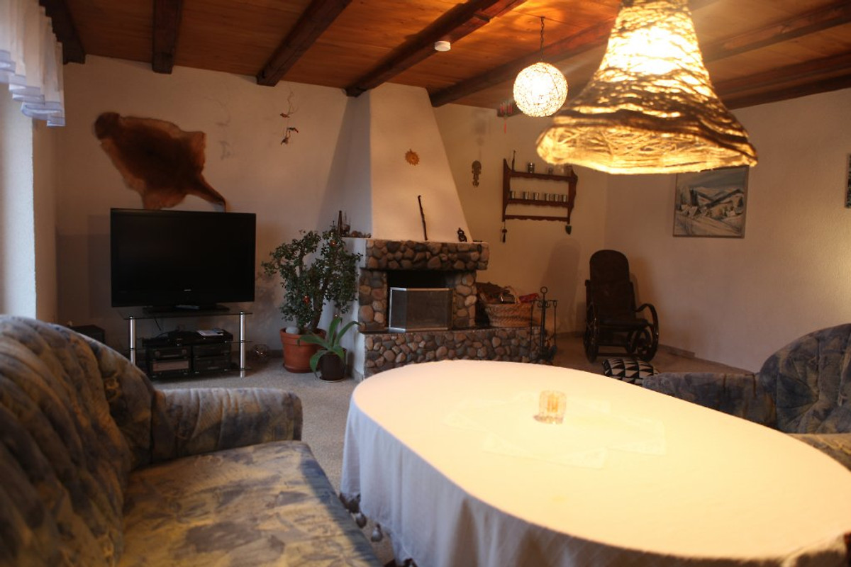 Wohnzimmer mit offenem Kamin